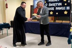 Dyrektor Szkoły dziękuje ksiądzu katechecie