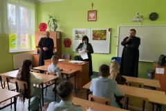 uczestnicy przed konkursem siedzą w ławkach