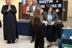 dziecko odbiera nagrodę